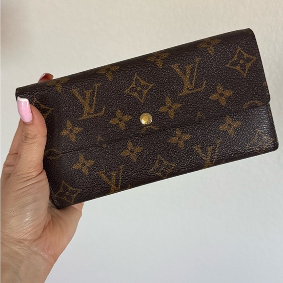 Authentic Louis Vuitton Monogram Crossbody Wallet with Gold Chain - Picture 8 of 13